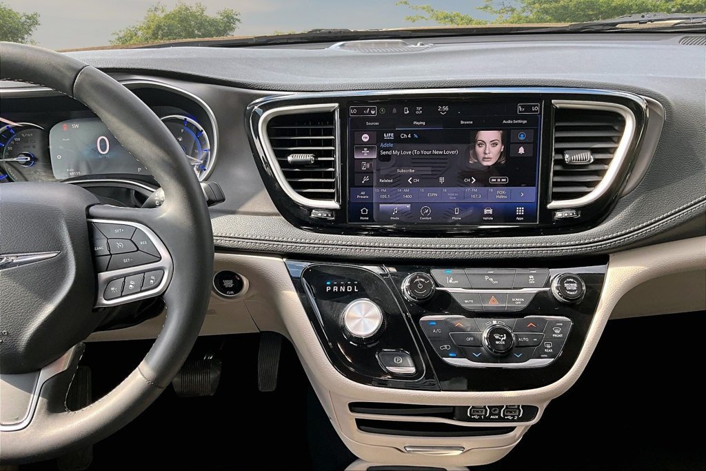 Used 2023 Chrysler Pacifica Touring-L FWD image 6