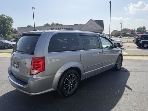 Used 2017 Dodge Grand Caravan SXT FWD image 5