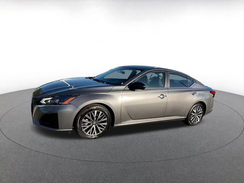 Used 2025 Nissan Altima 2.5 SV image 4