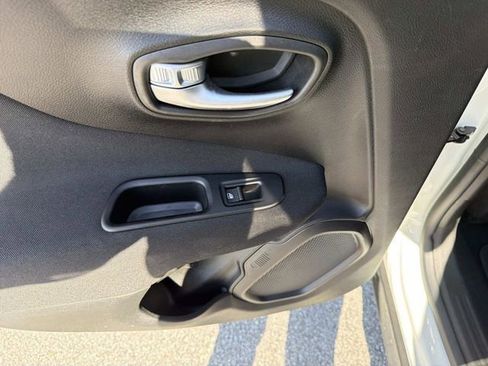 Used 2020 Jeep Renegade Latitude image 11