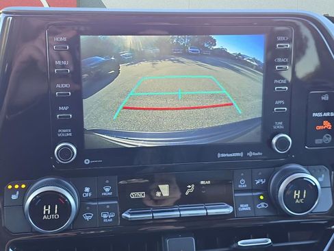 Used 2021 Toyota Highlander XLE image 26