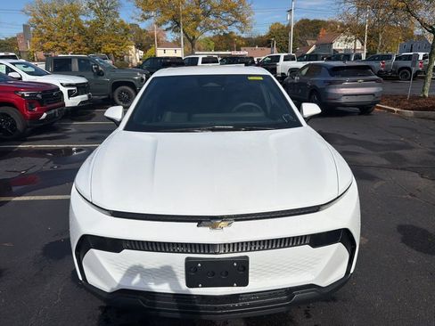 New 2026 Chevrolet Equinox EV LT image 2