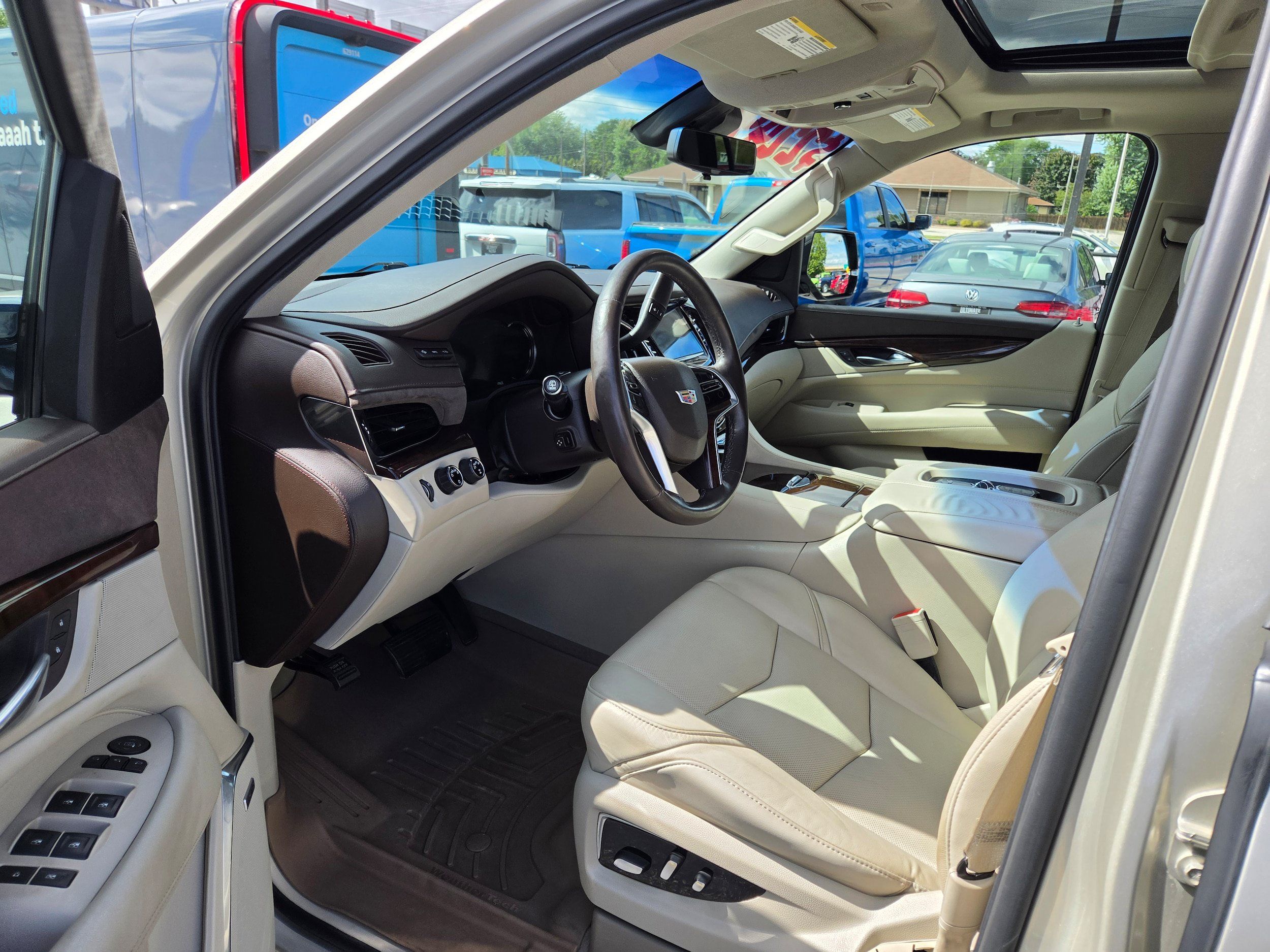 Used 2017 Cadillac Escalade Luxury AWD/4WD image 3