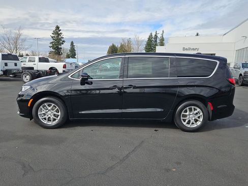 New 2026 Chrysler Pacifica Select image 3