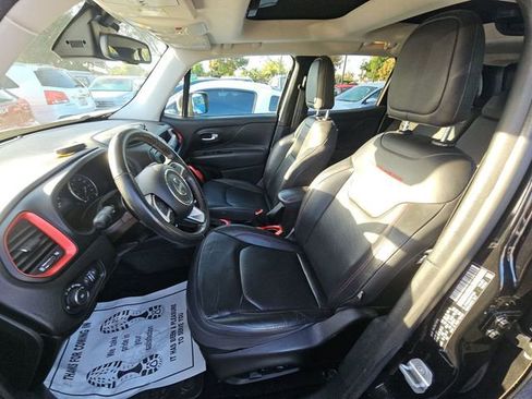 Used 2017 Jeep Renegade Trailhawk w/ Premium Trailhawk Package image 5