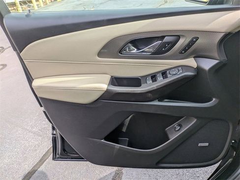 Used 2022 Chevrolet Traverse Premier image 11