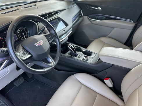 Used 2022 Cadillac XT4 Luxury w/ Cold Weather Package FWD image 10