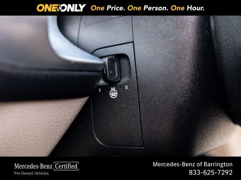 Used 2023 Mercedes-Benz GLB 250 4MATIC w/ Premium Package image 23