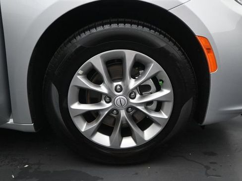 Used 2026 Chrysler Pacifica Limited FWD image 17
