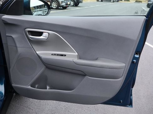 Used 2020 Kia Niro LX image 25