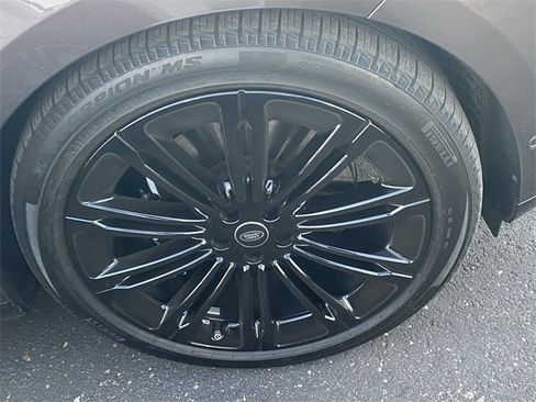 Used 2025 Land Rover Range Rover Long Wheelbase SE image 4