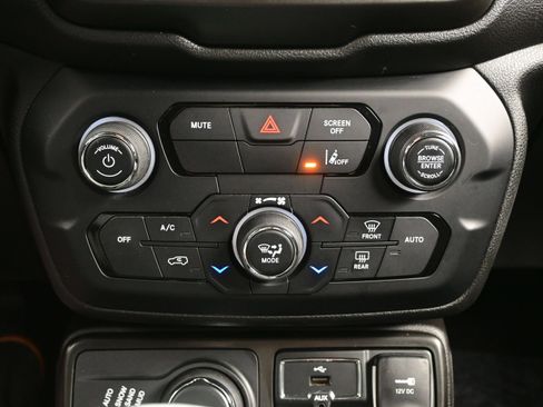 Used 2022 Jeep Renegade Latitude AWD/4WD image 19