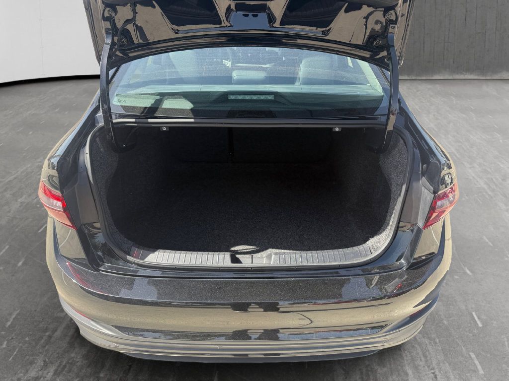 Used 2025 Volkswagen Jetta SE FWD image 18