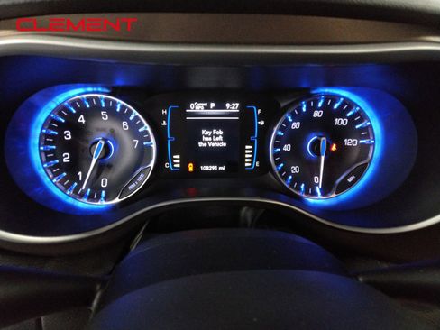 Used 2018 Chrysler Pacifica Touring-L image 18