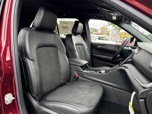 New 2025 Jeep Grand Cherokee Altitude image 27