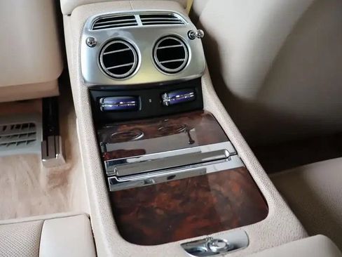 Used 2016 Rolls-Royce Wraith RWD image 17