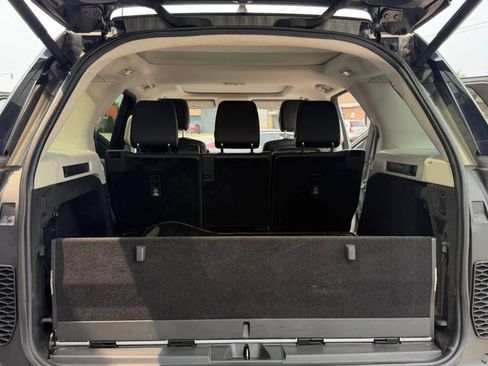 Used 2017 Land Rover Discovery HSE AWD/4WD image 25