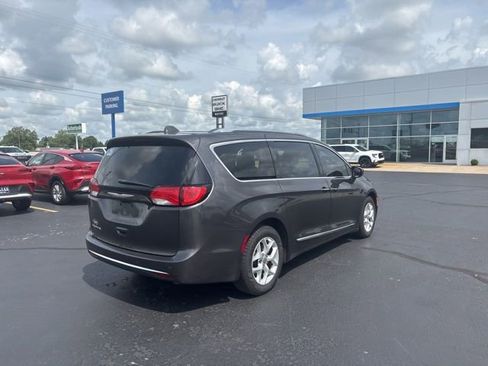 Used 2017 Chrysler Pacifica Touring-L Plus w/ Tire & Wheel Group FWD image 11