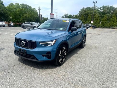 Used 2023 Volvo XC40 B5 Plus w/ Protection Package Premier AWD/4WD image 3