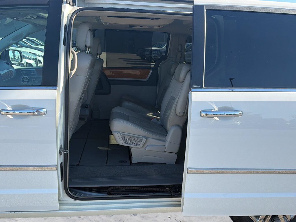 Used 2010 Chrysler Town & Country Limited w/ Entertainment Group #3 FWD image 15