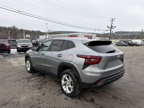 Used 2024 Chevrolet Trax LS w/ LS Convenience Package image 8
