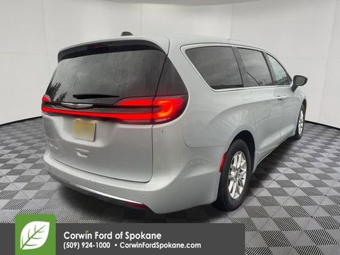 Used 2024 Chrysler Pacifica Touring-L image 18