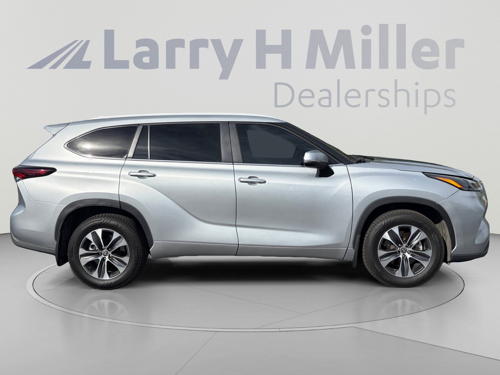 Used 2024 Toyota Highlander XLE AWD/4WD image 6