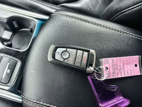 Used 2019 Ford Edge Titanium image 21
