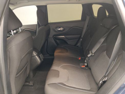Used 2020 Jeep Cherokee Latitude FWD image 18