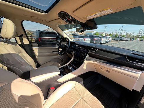 Used 2022 Jeep Grand Cherokee L Limited w/ Luxury Tech Group II AWD/4WD image 24