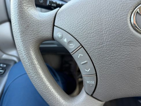 Used 2005 Toyota Camry LE FWD image 16