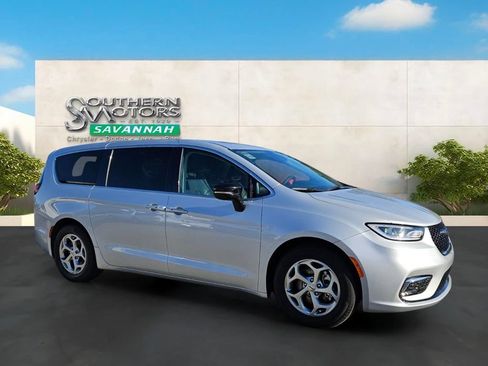 Used 2024 Chrysler Pacifica Limited FWD image 7