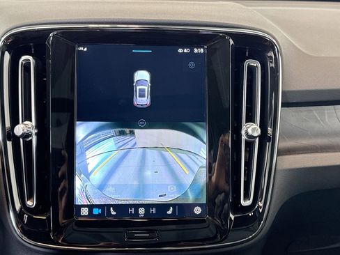 Used 2023 Volvo XC40 Recharge Plus image 14