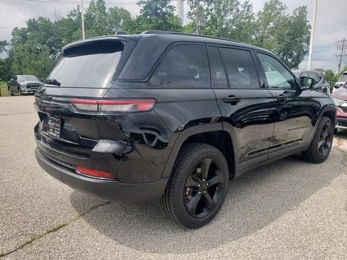 Used 2023 Jeep Grand Cherokee Altitude AWD/4WD image 3