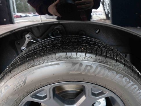 Used 2025 Toyota Sienna XLE Woodland Edition image 32