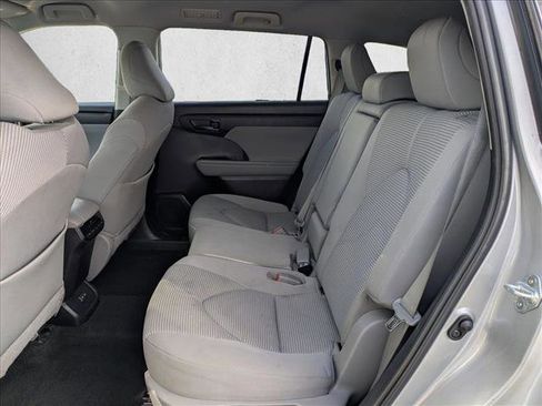 Used 2023 Toyota Highlander LE image 18