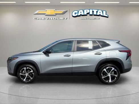 Used 2024 Chevrolet Trax RS w/ Driver Confidence Package FWD image 2