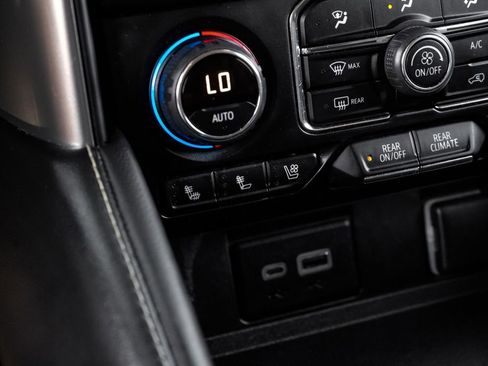 Used 2023 Chevrolet Suburban Premier image 18