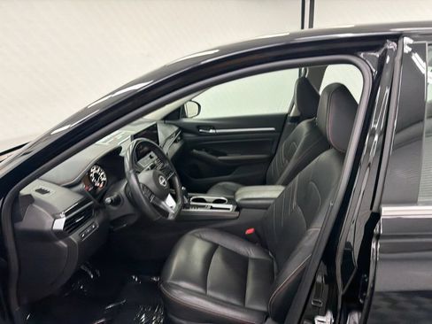 Used 2024 Nissan Altima 2.5 SR w/ SR Premium Package FWD image 8