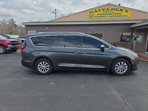 Used 2018 Chrysler Pacifica Touring-L Plus image 5