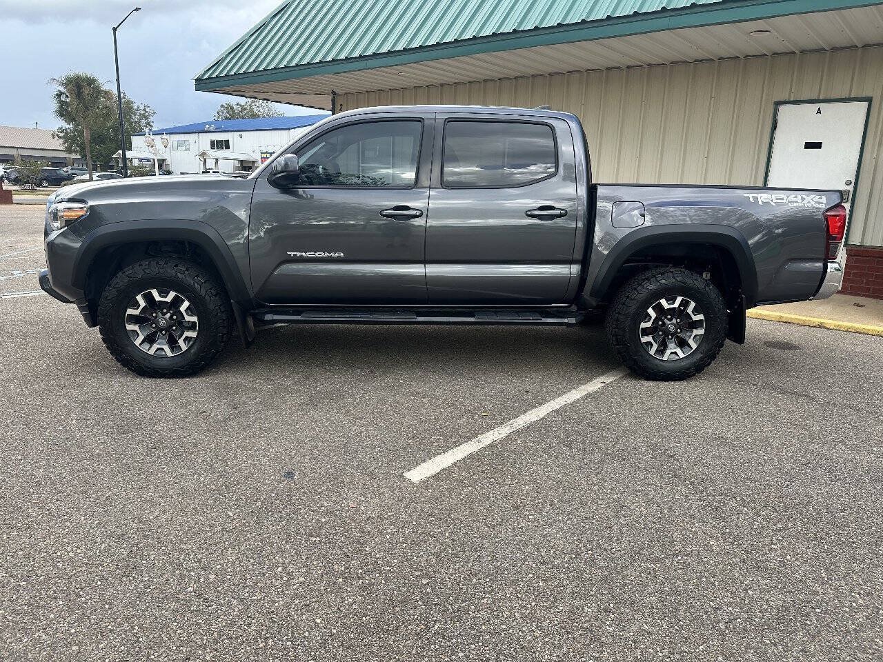 Used 2019 Toyota Tacoma TRD Off-Road AWD/4WD image 3