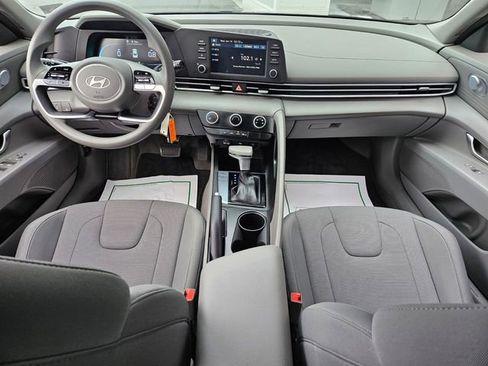 Used 2025 Hyundai Elantra SE image 12