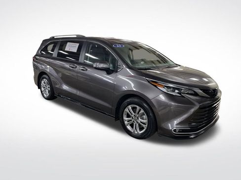 Certified 2023 Toyota Sienna Platinum image 7