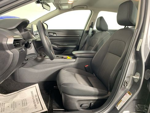 Used 2025 Nissan Altima 2.5 SV FWD image 15