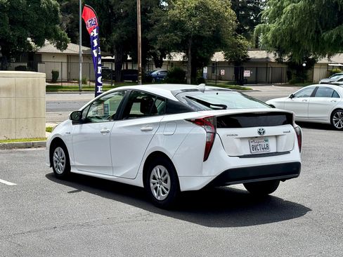Used 2017 Toyota Prius Two FWD image 5