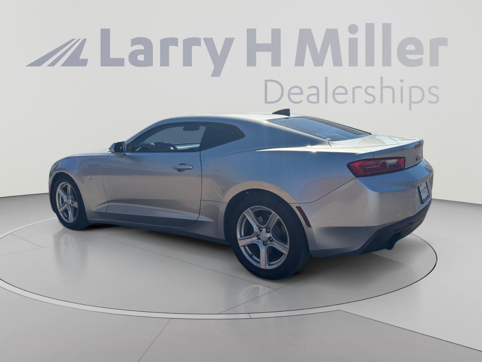 Used 2018 Chevrolet Camaro LT RWD image 3