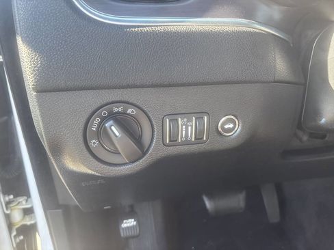 Used 2017 Dodge Charger SE w/ Blacktop Package image 12