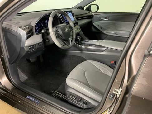 Used 2019 Toyota Avalon Limited image 30