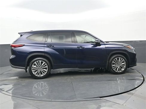 Used 2023 Toyota Highlander Platinum image 2