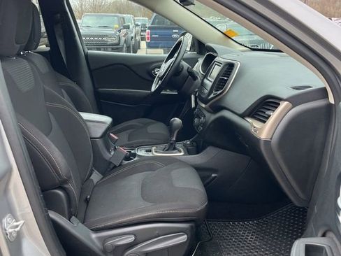 Used 2017 Jeep Cherokee Latitude w/ Cold Weather Group image 11